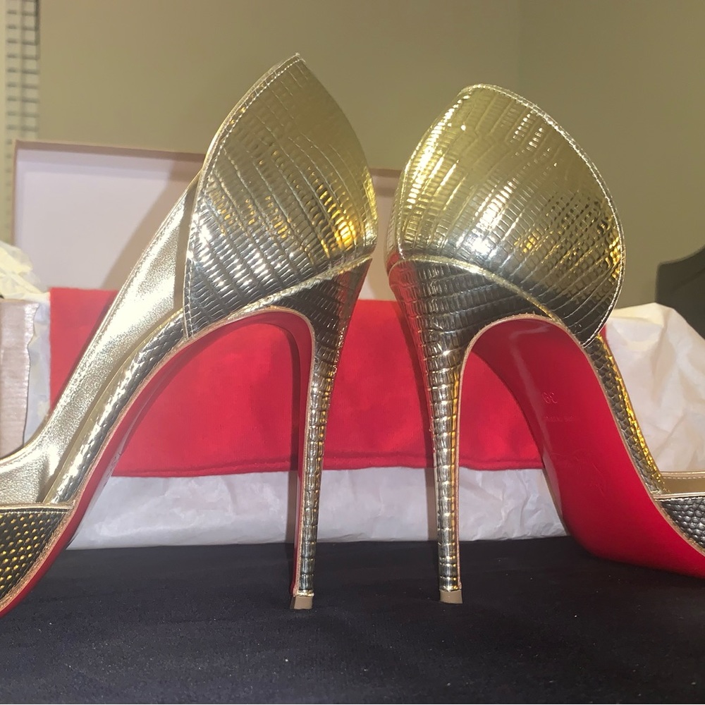 Christian LouBoutin gold pumps. Only worn 2 times. Like brand new. Size 39